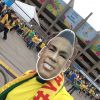 Michel Teló usa máscara com a foto de Neymar para torcer pelo Brasil