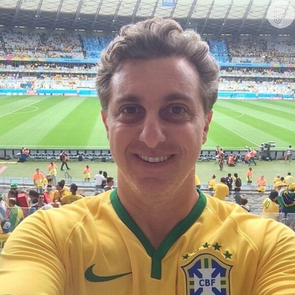 Luciano Huck faz uma selfie no Estádio do Mineirão: 'Nervoso'