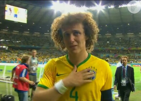 Logo após a derrota para a Alemanha, David Luiz saiu chorando muito do gramado