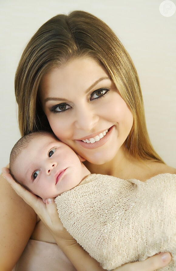 Bárbara Borges posou com o filho Martin Bem, quando o bebê estava apenas com 11 dias de vida, para as lentes da fotógrafa Gisele Fap