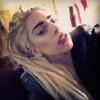 Lady Gaga, ainda loira, posa para foto e posta em rede social