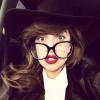 Lady Gaga postou em seu Instagram uma foto com 'cara de nerd', de cabelos escuros, mas ainda compridos em 29 de janeiro de 2013