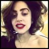 Lady Gaga posta foto com os cabelos mais curtos e escuros; a estrela, que está sendo processada, teve uma lista de exigências extravagantes divulgada em jornal inglês em 6 de fevereiro de 2013
