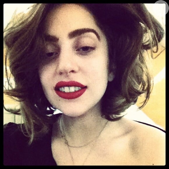 Lady Gaga posta foto com os cabelos mais curtos e escuros; a estrela, que está sendo processada, teve uma lista de exigências extravagantes divulgada em jornal inglês em 6 de fevereiro de 2013