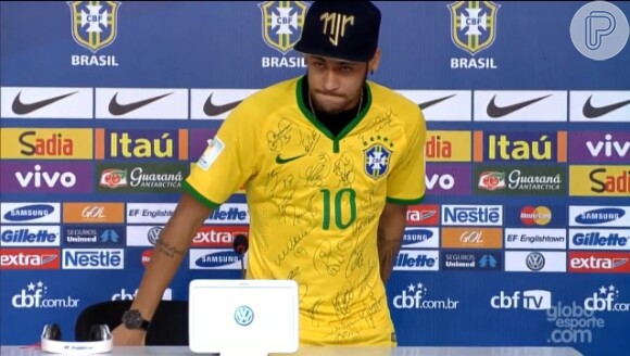 Neymar usou uma camisa autografada pelos seus colegas da Seleção Brasileira