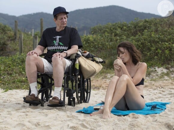 Basil Hoffman e Emily Mortimer filmaram na praia do Grumari