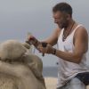 No curta, Vicent Cassel interpreta um escultor de areia que trabalha em Copacabana