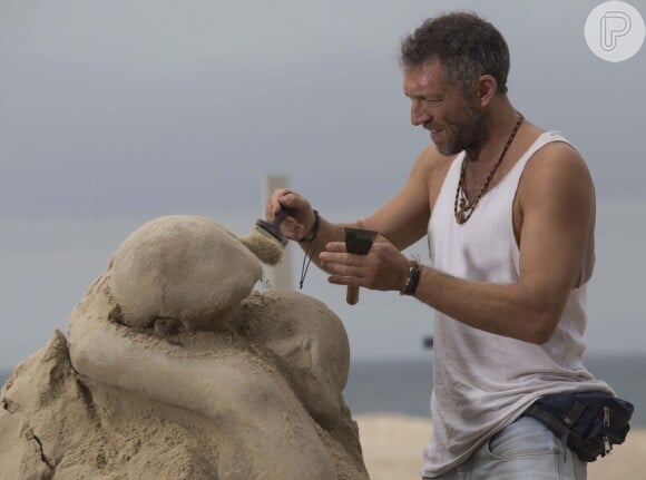 No curta, Vicent Cassel interpreta um escultor de areia que trabalha em Copacabana