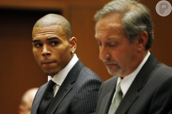 Chris Brown pode ter condicional anulada por ter declarado registros falsos do serviço comunitário ao qual foi sentenciado, segundo informações do site americano 'TMZ', nesta quarta-feira, 6 de fevereiro de 2013