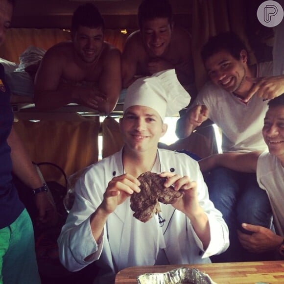 Ashton Kutcher postou uma foto com o bife de chorizo no seu Facebook