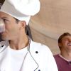Luciano Huck se divertiu fazendo um 'bullying gastronômico' com Aston Kutcher