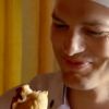 Aston Kutcher comeu empanada de queijo, tradicional massa recehada na Argentina