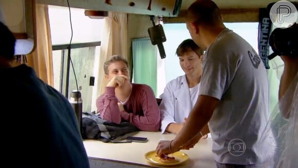 Antes de comer a omelete, Ashton Kutcher que saber se o argentino lavou as mãos antes de preparar a comida. Luciano diz que não