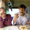 Ashton Kutcher come a omelete preparada pelo argentino