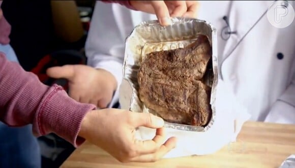 Ashton Kutcher come um pedaço do bife de chorizo que foi preparado, segundo o argentino, em 2 de junho