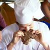Ashton Kutcher come um pedaço do bife de chorizo que foi preparado, segundo o argentino, em 2 de junho