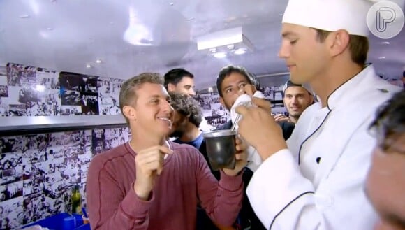 Ashton Kutcher limpa o recipiente antes de beber o mate