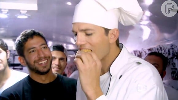 Aston Kutcher prova o pão com doce de leito do argentino