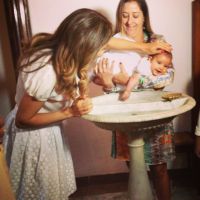 Nivea Stelmann batiza a filha, Bruna, acompanhada da família: 'Dia lindo'