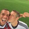 Com muito humor, Lukas Podolski comemora a conquista do tetra com o meia Bastian Schweinsteiger no Maracanã