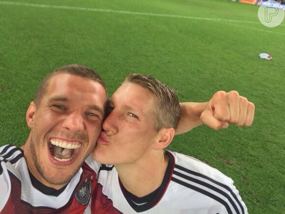 Com muito humor, Lukas Podolski comemora a conquista do tetra com o meia Bastian Schweinsteiger no Maracanã