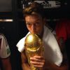 O jogador da Alemanha Mezut Özil posou beijando a taça e declarou: 'Nunca deixe alguém dizer que você não é capaz de fazer algo. Acredite nos seus sonhos - aqui, hoje e em todo o mundo'