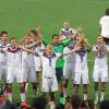 Jogadores da Alemanha puxam palmas dianta de torcida alemã