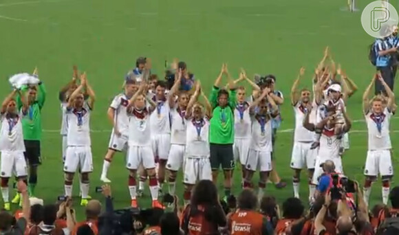 Seleção puxa aplausos junto à torcida da Alemanha presente no Maracanã