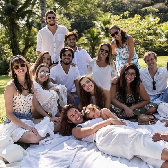 Madalena posou com pais, Yanna Lavigne e Bruno Gissoni, família e amigos