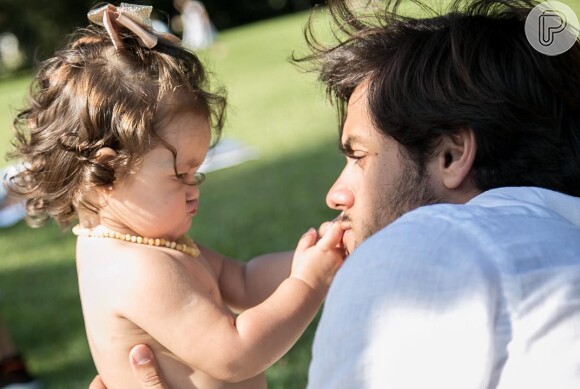 Filha de Yanna Lavigne e Bruno Gissoni, Madalena posou com o padrinho Felipe Simas