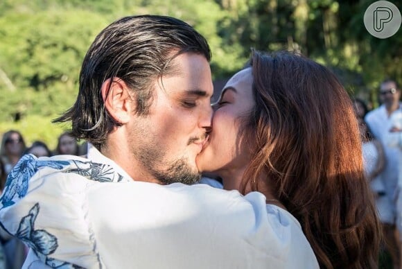 Yanna Lavigne e Bruno Gissoni trocaram beijos após casamento surpresa