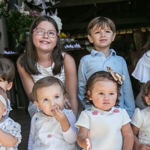 Filha de Yanna Lavigne e Bruno Gissoni, Madalena posou com os primos