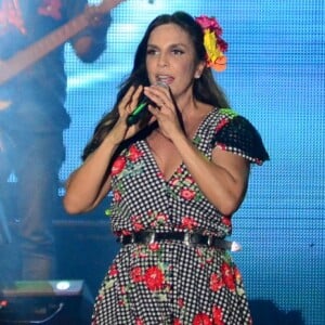 O vestido mullet de Ivete Sangalo tinha estampa quadriculada