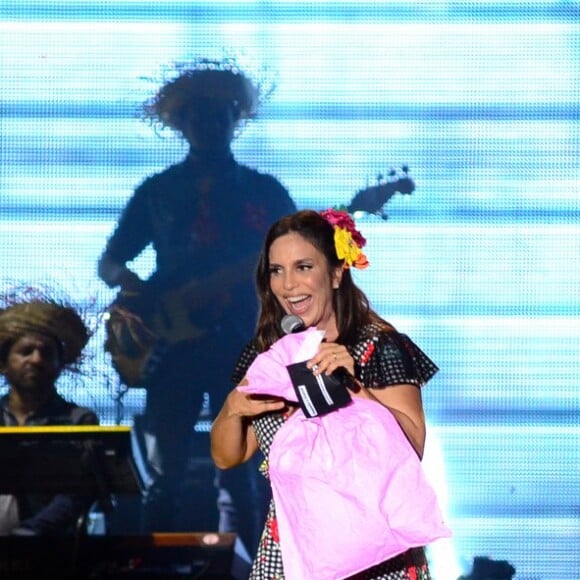 Ivete Sangalo usou vestido quadriculado e botas de caubói para se apresentar no Arraiá do Galinho, em Salvador, na noite desta sexta-feira, 8 de junho de 2018 
