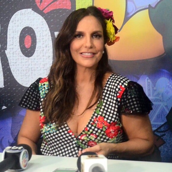 Ivete Sangalo usou vestido quadriculado e botas de caubói para se apresentar no Arraiá do Galinho, em Salvador, na noite desta sexta-feira, 8 de junho de 2018 
