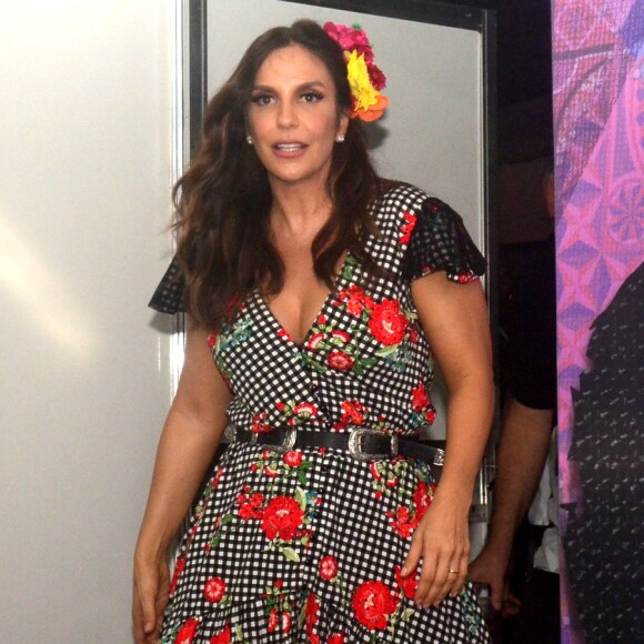 Ivete Sangalo usou vestido quadriculado e botas de caubói para se apresentar no Arraiá do Galinho, em Salvador, na noite desta sexta-feira, 8 de junho de 2018 
