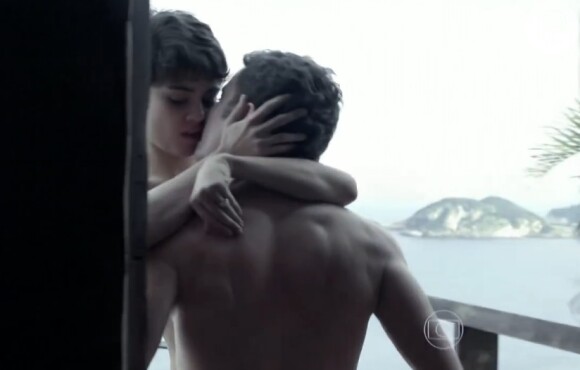 Sophie Charlotte e Daniel de Oliveira, namorados na vida real, protagonizam cena quente no segundo capítulo de 'O Rebu', em 15 de julho de 2014