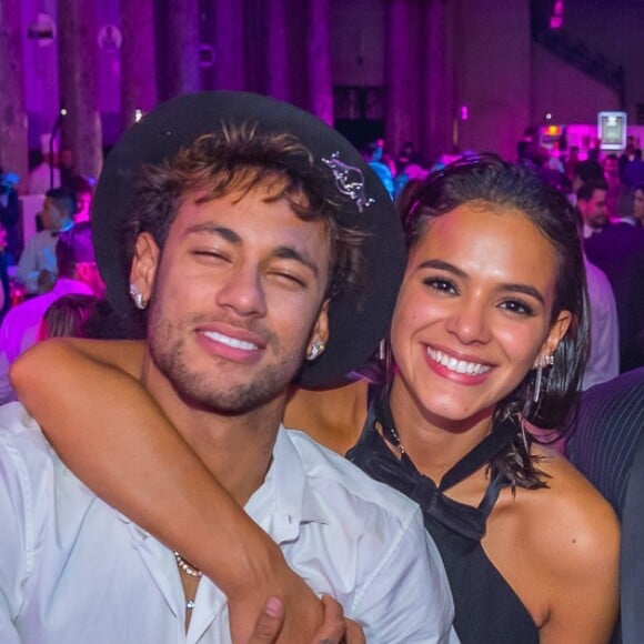 Neymar e Bruna Marquezine, no entanto, ainda não escolheram o nome do filho. Será que pode ser Matheus?