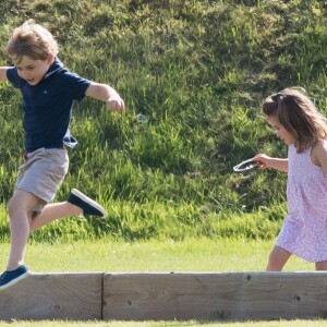 George, de 4 anos, e Charlotte, de 3, se divertiram no Beaufort Park, em Londres