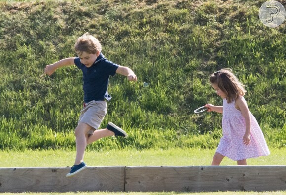 George, de 4 anos, e Charlotte, de 3, se divertiram no Beaufort Park, em Londres