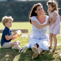 Momento família: Kate Middleton brinca com filhos George e Charlotte em parque