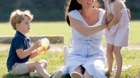Momento família: Kate Middleton brinca com filhos George e Charlotte em parque
