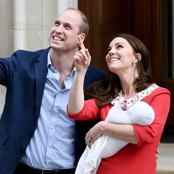 Kate Middleton e príncipe William ainda são pais de Louis, de um mês