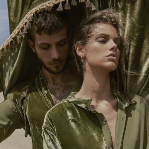 Chay Suede e Laura Neiva estrelaram a campanha da recém-lançada coleção La Medina, da Handred, marca de moda genderless