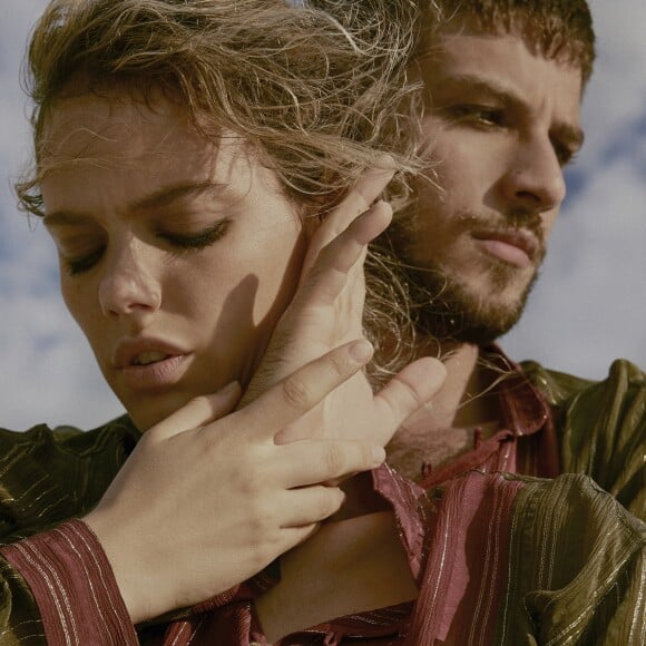 Chay Suede e Laura Neiva foram fotografados em Arraial do Cabo por Pedro Loreto