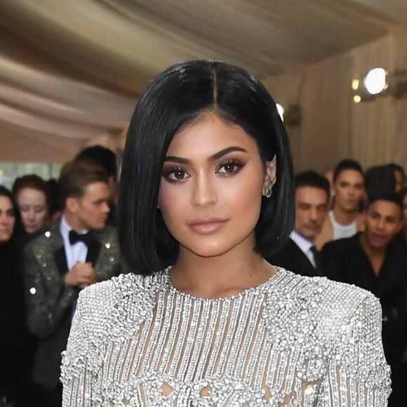 Fãs notaram que Kylie Jenner havia apagado o rosto da filha, Stormi, da foto e a questionaram