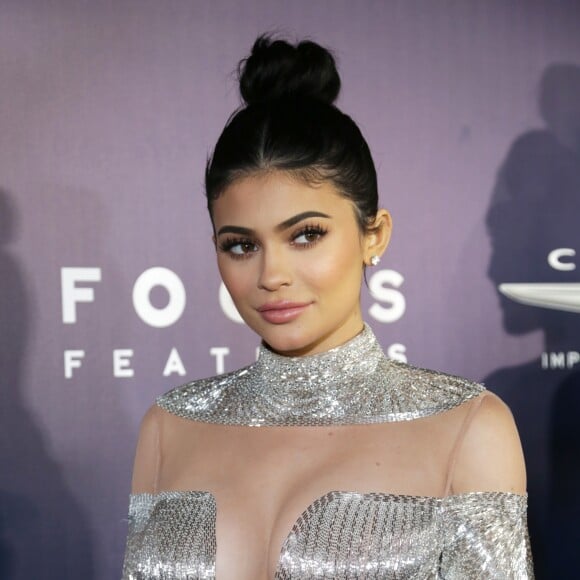 'Ela cortou o rosto da bebê', escreveu uma internauta nos comentários da foto de Kylie Jenner