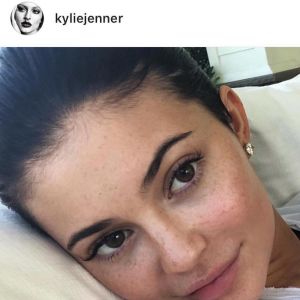 Kylie Jenner apaga fotos da filha, Stormi, da web e responde a fã sobre decisão