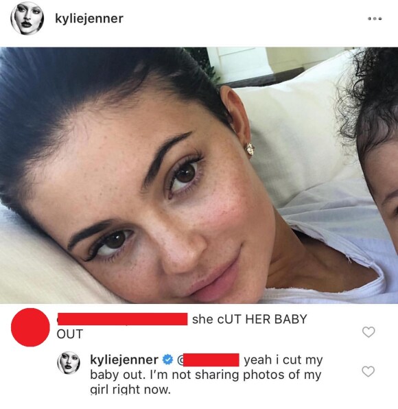 Kylie Jenner apaga fotos da filha, Stormi, da web e responde a fã sobre decisão