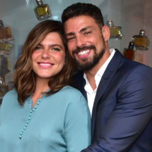 Cauã Reymond filma a namorada, Mariana Goldfarb, cozinhando nesta segunda-feira, dia 11 de maio de 2018